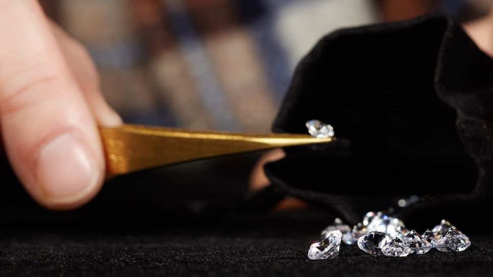 Pravé diamanty falešného šlechtice: Stát je prodává v dražbě